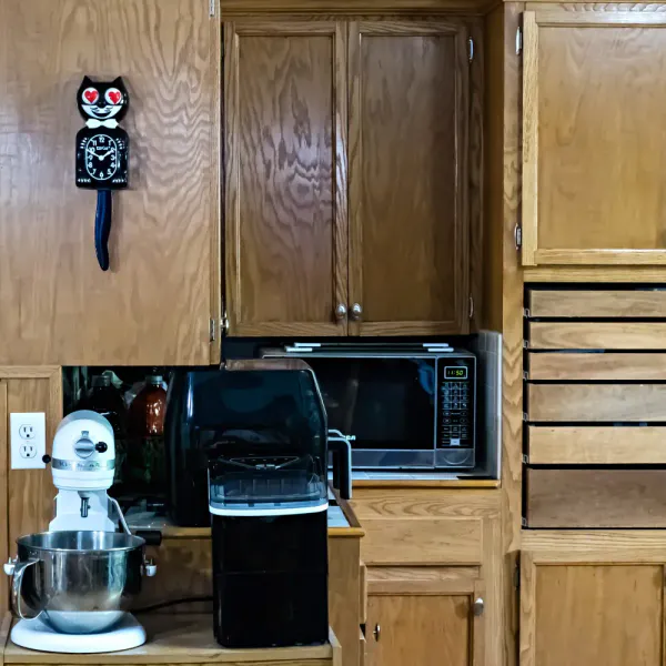 Kit-Cat klokke Classic Black Heart Eyes